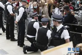 英国伦敦举行示威活动抗议美国警察执法失当图片