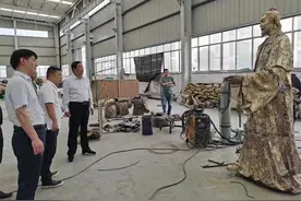 卧龙区委书记高贤信现场查看卧龙岗文化园雕塑制作情况图片