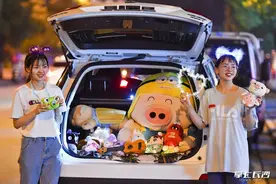 摆摊创业“姐妹档”！看长沙大学生妹陀“花式”卖娃娃图片