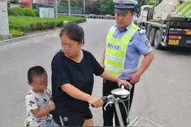 儿童出门玩耍迷路，单县交警陪孩子找家人图片