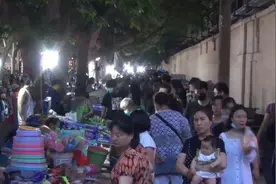 出摊丨郑州夜市复市人员限流，商户按单双号开工视频封面
