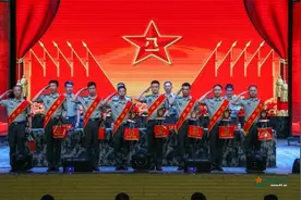 再敬一个军礼，再看一眼军营，再见，我的战友图片
