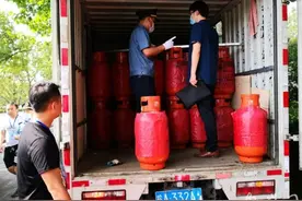 私运输液化气罐普通货车成“移动炸弹”执法部门依法查获消除隐患图片