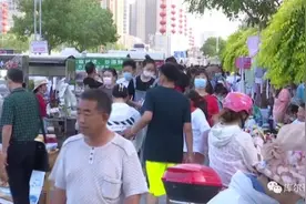 库尔勒“地摊经济”火了！让城市回归烟火气图片