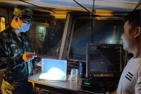 海南：海警夜查违法船舶 查获劣质燃料油700余吨 渔获物300余箱图片