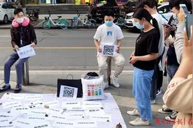 光谷有企业摆地摊招聘，网友直呼“厉害”图片