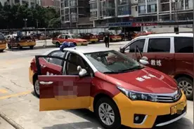 珠海女学员科目二两脚油门冲出50米外马路！教练追着大喊：刹车……图片