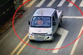 通信基站48块电瓶被盗，民警悉数追回又到村湾做宣传图片