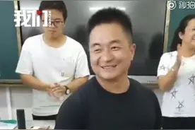物理老师课堂上徒手劈砖火了，网友点评：知识就是力量图片
