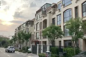 刚交付的新房渗漏严重 楼顶积水多到能养鱼……图片