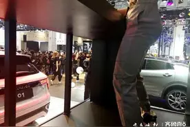 齐鲁车展上动静结合，有车模有热舞图片