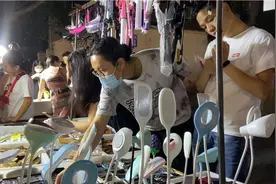 地摊经济太火爆，有摊主高价“转让”摊位图片