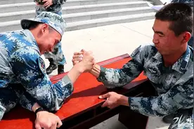 硬核兵哥，在线秀肌肉图片