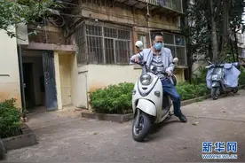 “老船长”守护昆明“母亲河”图片