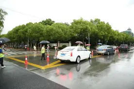 上学下车、放学上车？这所小学为何偏偏推出一条金色步道让孩子多走一段路图片