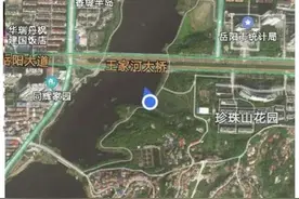 痛心！事发湖南，年轻女孩凌晨河边洗手，不慎滑落溺亡图片