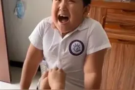快开学了，熊孩子胖到校服穿不进去！同款娃你家有不？图片