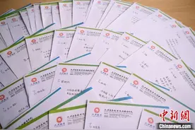 四川一高校老师写57封“航空版情书”复课首日赠全班学生图片