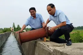 潢川：扶贫干部引水抗旱暖民心图片