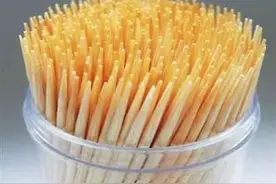 男子高烧40℃，腰腿疼痛几个月！“元凶”竟是一根牙签图片