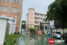 广西小学保安伤人事件追踪｜目击广西保安伤人学校次日场景：家长纷纷赶来接送排队放学孩子图片