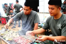 野外驻训怎么嗨？美味烧烤燃起来图片