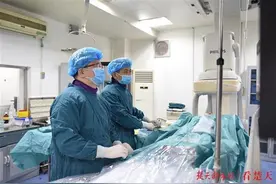 放了心脏支架还抽烟，冠心病老汉“二进宫”图片