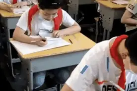 考试现场小学生偷翻东西……老师走近一看差点笑翻图片