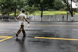 闯红灯、乱穿马路、翻护栏……你的高清人脸可能会上大屏幕图片