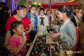 实拍济南“最潮夜市”：黑胶唱片、手绘……还有汉服小姐姐的手工饰品图片