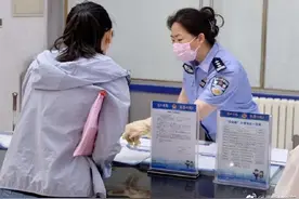 青岛缩短“出入境通行证“办证时限图片