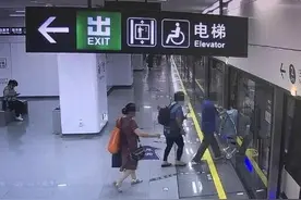 惊！三老人推着婴儿车抢着上地铁，结果只有婴儿上了车图片