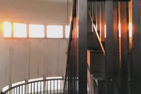 成都这些楼梯不是用来走的，是用来拍的图片