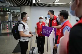 清华学子今日返校 将使用“紫荆码”通行校园图片
