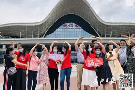 全场欢呼！武汉首趟始发进京高铁开动图片