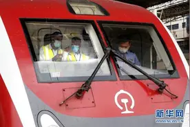 非洲小伙在中国学开火车图片