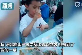 瞬间不香了！小学生吃烧烤隔壁桌坐着班主任，网友：吃出上课的感觉图片