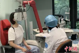 “爱眼日”致敬抗疫英雄 杭州为19位医护人员“摘掉眼镜”图片