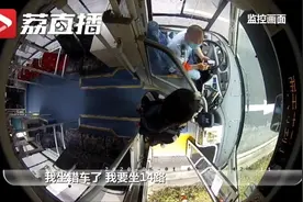 初中生上学坐错公交急哭！司机掏出百元大钞：快打车图片