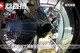 初中女生上学路上搭错公交急哭！司机掏出百元大钞：打车去图片