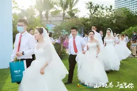 同为荆楚抗疫人，共约天涯度蜜月，湖北16对新人在三亚参加全国战疫英雄最美婚礼图片