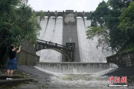 香港天文台发出三年来首个黑雨警告 录得逾万次云对地闪电图片