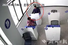 担心驾考过不了科目一 男子大热天穿夹克作弊图片