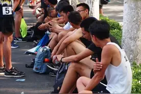 高温酷暑下的高考！山东省体育考生克服高温天考场力拼图片
