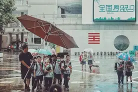 一把“巨伞”感动全城！杭州男老师下月要当爸爸了，孩子小名亮了图片