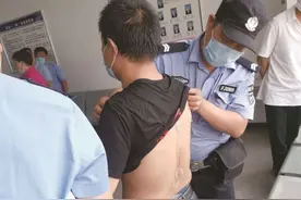 六月天穿夹克热得满头大汗 武汉一驾考学员考场作弊当场败露图片