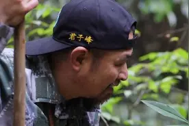 君子峰上的守护：他徒步巡山18年视频封面
