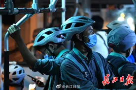 滴滴代驾司机半夜忙接单图片