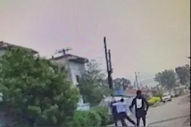 男子犯病抡锹闹事 民警不惧受伤将其制服图片
