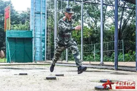 战高温斗酷暑！400米障碍点燃官兵的夏日训练激情图片